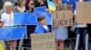 تصویری از تظاهرکنندگان حامی پیوستن اوکراین به اتحادیه اروپا بیرون محل برگزاری رهبران این اتحادیه در بروکسل، بلژیک. ٢٣ ژوئن ٢٠٢٢