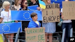 資料照片：支持烏克蘭的抗議者舉著“烏克蘭是歐洲”等標語牌和歐盟旗幟，在歐盟布魯塞爾峰會外集會。 (2022年6月23日)