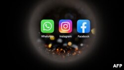 Media sosial daring AS dan layanan jejaring sosial Facebook (kanan), Whatsapp (kiri), dan logo jejaring sosial AS Instagram (C) terlihat pada layar ponsel cerdas. (Foto: AFP)