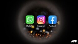 Logo layanan jejaring sosial dan media sosial daring AS Facebook (kanan), logo perangkat lunak pengiriman pesan instan AS Whatsapp (kiri) dan logo jejaring sosial AS Instagram (tengah) pada layar smartphone. (Foto: AFP)