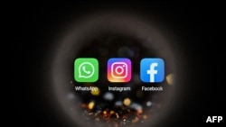 Esta fotografía tomada en Moscú el 5 de octubre de 2021 muestra (de izq. a der.) los logotipo de Whatsapp, Instagram y Facebook (R), en la pantalla de un teléfono inteligente.