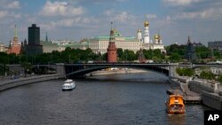 ARHIVA - Pogled na Kremlj sa reke Moskve 2. juna 2022. (Foto: AP/Aleksandar Zemlianichenko)
