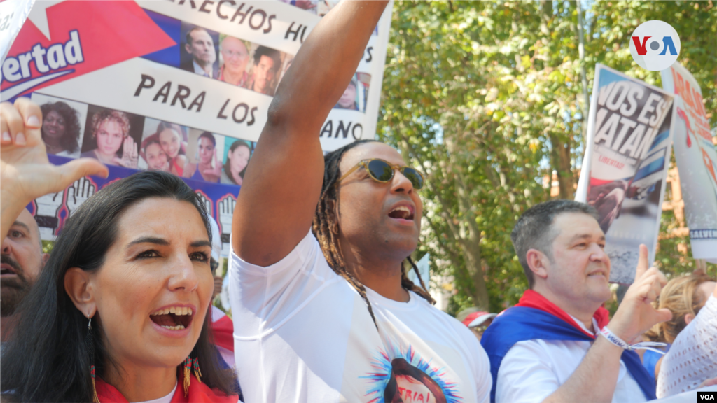 La dirigente española de origen cubano del partido VOX, Rosario Monasterio, y el artista y activista Yotuel Romero, encabezaron la protesta, que empezó en Cuesta de Moyano y terminó en la céntrica Plaza de Cibeles, en Madrid, España. &nbsp;