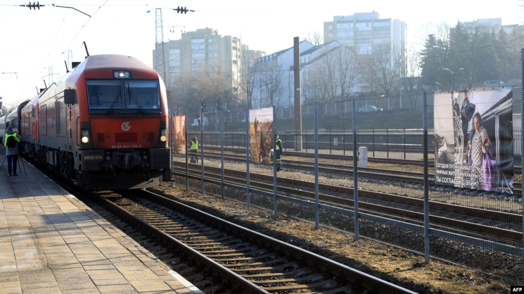 资料照片：立陶宛维尔纽斯火车站有关俄罗斯入侵乌克兰战争的照片展览。(2022年3月25日)(photo:VOA)