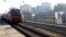 На станції у Вільнюсі були розвішані світлини наслідків російської війни в Україні. Зокрема з російського потяга Москва - Калінінград пасажири могли читати напис: «Сьогодні Путін вбиває мирних мешканців України. Ти згоден з цим?»
Вільнюс 25 квітня 2022 р.