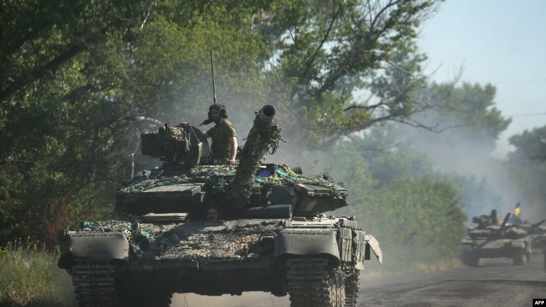Pasukan Ukraina bergerak dengan tank di jalan di wilayah Ukraina timur Donbas, 21 Juni 2022. (Foto: AFP)