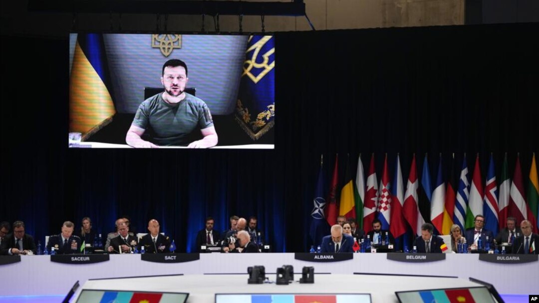Ukrajinski predsednik Volodimir Zelenski govori, putem video linka, na samitu NATO-a u Madridu (Foto: AP /Manu Fernandez)