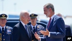 El presidente Joe Biden es recibido por el rey Felipe VI de España cuando llega al aeropuerto de Torrejón en Madrid, el martes 28 de junio de 2022. Biden está en España para asistir a la cumbre de la Organización del Tratado del Atlántico Norte. (Foto AP/Susan Walsh)
