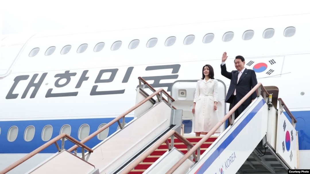 윤석열 한국 대통령과 부인 김건희 여사가 27일 서울공항에서 스페인 마드리드에서 열리는 나토(NATO, 북대서양조약기구) 정상회의 참석을 위한 해외순방길에 오르고 있다. 사진: 한국 대통령실.
