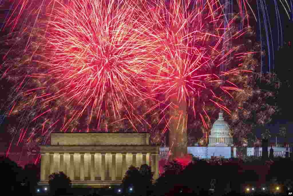 Fireworks burst on the National Mall above the Lincoln Memorial, Washington Monument and the U.S. Capitol building during Independence Day celebrations in Washington, July 4, 2022.