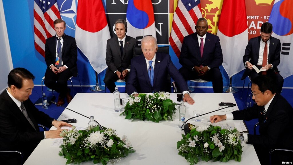 2022年6月29日，美国总统拜登、美国国务卿布林肯、美国国防部长奥斯汀和韩国总统尹锡悦和日本首相岸田文雄在马德里举行的北约峰会上会面。 (photo:VOA)