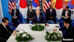 Presiden AS Joe Biden (tengah) Presiden Korea Selatan Yoon Suk-yeol (kiri) dan PM Jepang Fumio Kishida bertemu di sela-sela KTT NATO di Madrid, Rabu (29/6). 