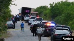Правоохоронці працюють на місці події, де людей знайшли мертвими всередині вантажівки-причепа в Сан-Антоніо, штат Техас, США 27 червня 2022 року. REUTERS/Кейлі Грінлі Біл