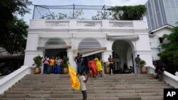 스리랑카 총리 관저를 점거한 시위대가 10일 출입구에 모여 있다. 