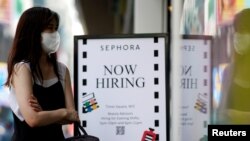 Архивное фото: объявление о приеме на работу в магазин сети Sephora в Нью-Йорке