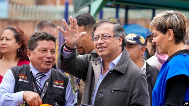 Gustavo Petro, candidato presidencial de la coalición Pacto Histórico, saluda a su llegada para votar en una segunda vuelta presidencial en Bogotá, Colombia, el domingo 19 de junio de 2022. (Foto AP/Fernando Vergara)