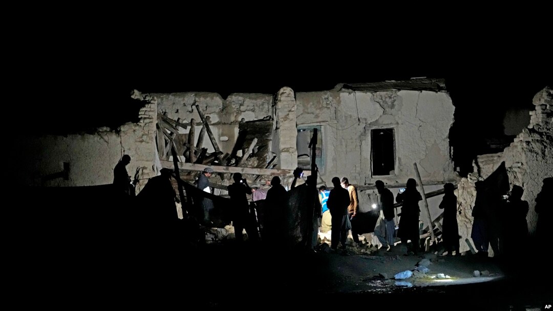Warga Afganistan mencari korban selamat di Desa Gyan, Provinsi Paktika, Afganistan, Rabu, 22 Juni 2022. (Foto: AP)