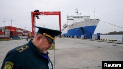 一名俄国海关官员在俄罗斯飞地加里宁格勒地区的一个商业港口工作。（2021年10月28日）