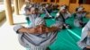 Para siswi Muslim India ikut berpartisipasi dalam sesi latihan yoga menjelang peringatan Hari Yoga Internasional, di sebuah sekolah di kota Ahmedabad (17/6). (Foto: AFP)