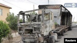 우즈베키스탄 카라칼파크스탄 공화국 수도에 불탄 트럭이 놓여 있다.