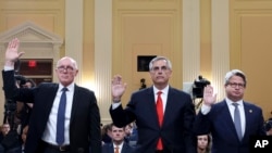 （从左至右）亚利桑那州众议院议长鲍尔斯、乔治亚州州务卿拉芬斯佩格和副州务卿斯特林在国会骚乱调查委员会作证（2022年6月21日）
