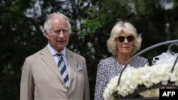 Prince Charles akiwa na mkewe Camila mjini Kigali kwenye sehemu maalum ya kuweka shada la maua meupe ya kumbukumbu ya mauaji ya kimbari 1994 nchini Rwanda