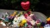 Un monumento improvisado se llena de flores en el lugar del tiroteo masivo de Highland Park, Illinois, el 4 de junio de 2022. Foto AFP.