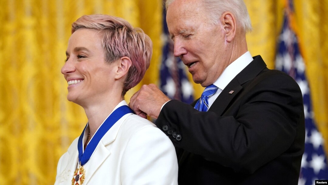 Predsednik Džo Bajden uručuje Predsedničku medalju slobode fudbalerki Megan Rapino na ceremoniji u Vašingtonu (Foto: Reuters/Kevin Lamarque)