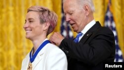 Predsednik Džo Bajden uručuje Predsedničku medalju slobode fudbalerki Megan Rapino na ceremoniji u Vašingtonu (Foto: Reuters/Kevin Lamarque)