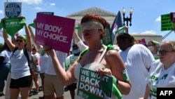 ARHIVA - Demonstranti ispred Vrhovnog suda u Vašingtonu traže da se očuva pravo na abortus (Foto: AFP/Nicholas Kamm)