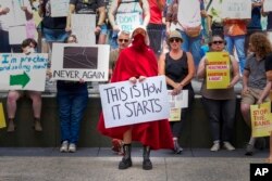 Aksi aktivis hak aborsi di Gedung Negara Bagian Indiana menyusul keputusan Mahkamah Agung untuk membatalkan Roe v. Wade, 25 Juni 2022 di Indianapolis. (Foto: AP)