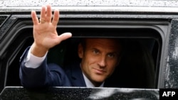 Presiden Prancis Emmanuel Macron melambaikan tangan ketika ia selesai memberikan suara dalam pemilu parlemen Prancis di sebuah tempat pemungutan suara di Le Touquet, Prancis, pada 19 Juni 2022. (Foto: AFP/Ludovic Marin)