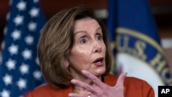 La presidenta de la Cámara de Representantes, Nancy Pelosi, demócrata por California, reacciona ante la decisión de la Corte Suprema que anuló Roe v. Wade, en el Capitolio de Washington, el viernes 24 de junio de 2022. (AP Photo/J. Scott Applewhite)