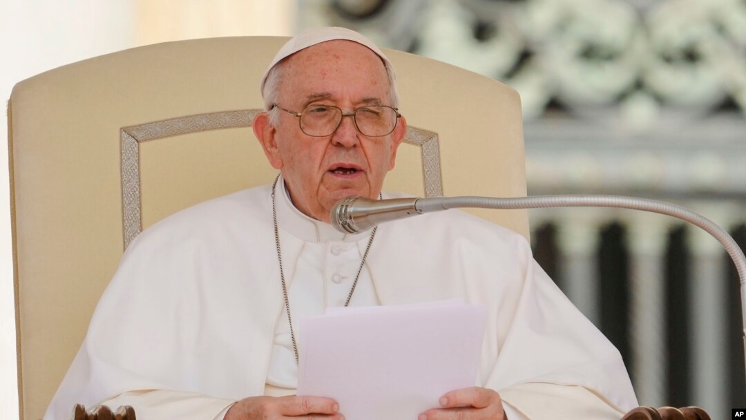 Paus Fransiskus dalam audiensi umum mingguannya di Lapangan Santo Petrus, Vatikan, Rabu, 22 Juni 2022. (AP Photo/Andrew Medichini)
