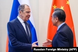 Menteri Luar Negeri Rusia Sergei Lavrov bertemu dengan Menlu China Wang Yi di Denpasar pada 7 Juli 2022. (Foto: via AFP)