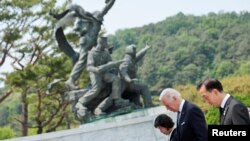 지난 5월 한국을 방문한 조 바이든 미국 대통령(가운데)이 동작동 국립서울현충원을 방문했다.