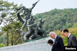 지난달 한국을 방문한 조 바이든 미국 대통령(가운데)이 동작동 국립서울현충원을 방문했다.