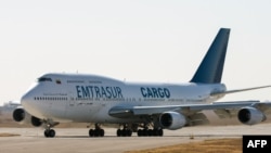 El avión Boeing 747-300 de la empresa venezolana Emtrasur se observa en el aeropuerto de Córdoba, Argentina, el 6 de junio de 2022 antes de volar hacia Buenos Aires. Foto AFP. 