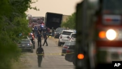 Vista del lugar donde se hallaron varios cadáveres en el interior de un camión de carga el lunes 27 de junio de 2022 en San Antonio. (AP Foto/Eric Gay)