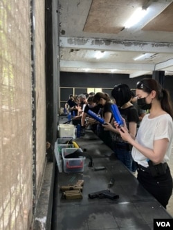 國際防禦性手槍協會(IDPA)於6月18日舉辦新手射擊課程，女性學員佔半數。(美國之音特約記者金谷攝)