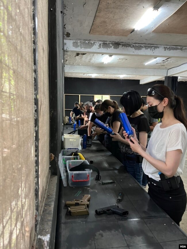 国际防御性手枪协会(IDPA)于6月18日举办新手射击课程，女性学员占半数。(美国之音特约记者金谷摄)