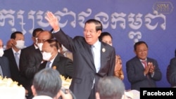 លោក​នាយករដ្ឋមន្ត្រី​ ហ៊ុន សែន ចូល​រួម​នៅ​ក្នុង​ពិធី​អបអរសាទរ​ខួប​៧១​ឆ្នាំ​នៃ​ថ្ងៃ​បង្កើត​គណបក្ស​ប្រជាជន​កម្ពុជា នៅ​ថ្ងៃ​ទី​២៨ ខែ​មិថុនា​ ឆ្នាំ​២០២២ នៅ​ទី​ស្នាក់ការ​កណ្តាល​របស់​គណបក្ស​ប្រជាជន​កម្ពុជា​ក្នុង​រាជធានី​ភ្នំពេញ។ (Facebook/Cambodian PM Hun Sen)