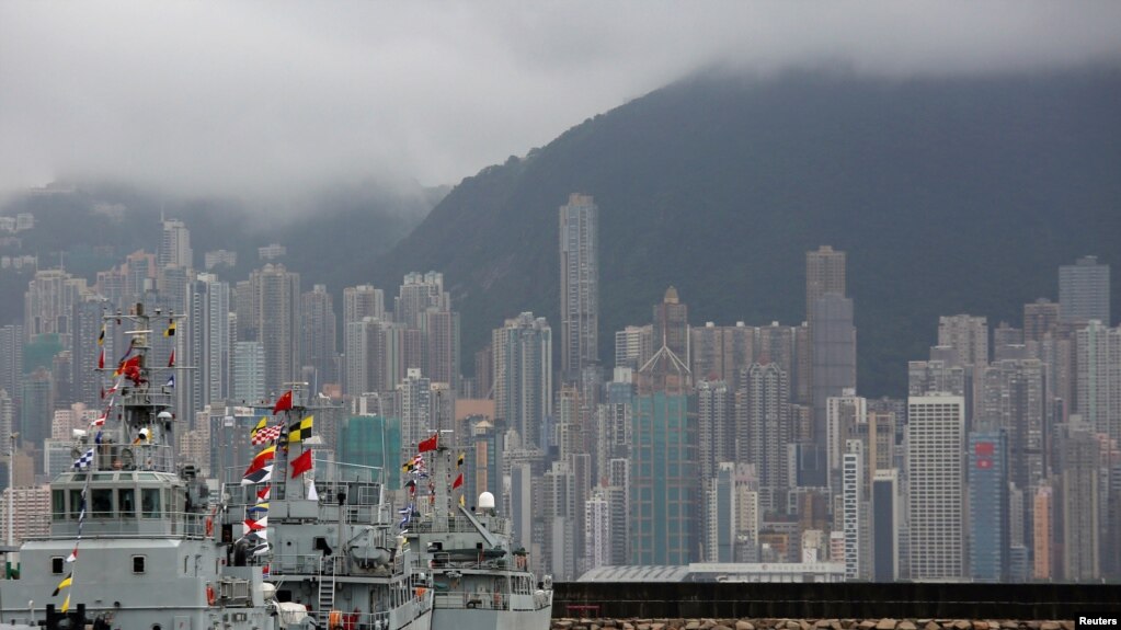 中国人民解放军海军舰艇在香港的一个海军基地停泊（2017年7月8日）。(photo:VOA)