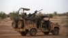 Des soldats s'entraînant sur la base militaire de Menaka, au nord-est du Mali. 