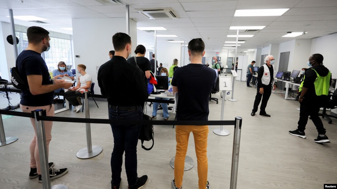 Beberapa orang tampak mengantre di sebuah klinik kesehatan untuk mendapatkan vaksin cacar monyet di Montreal, Quebec, Kanada, pada 6 Juni 2022. (Foto: Reuters/Christinne Muschi)