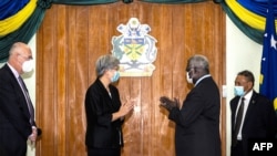 澳大利亚外交部2022年6月17日发布的照片显示，所罗门群岛总理索加瓦雷在首都霍尼亚拉欢迎来访的澳大利亚外长黄英贤。