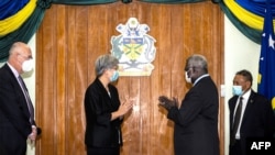 Perdana Menteri Solomon Manasseh Sogavare (kedua dari kanan) dan Menteri Luar Negeri Australia Penny Wong (kedua dari kiri) di ibu kota Kepulauan Solomon, Honiara, 17 Juni 2022. (Foto: Julia WHITWELL / DFAT / Alumni Global Australia / AFP) 