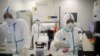 Laboratoristas trabajando en una planta de la farmacéutica Valneva en Saint-Herblain, Francia, el 3 de febrero de 2021.