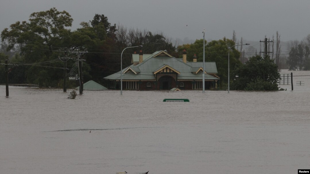Banjir merendam kawasan pemukiman akibat hujan lebat di pinggiran Windsor, Sydney, Australia, 5 Juli 2022. (REUTERS/Loren Elliott)