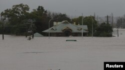 Banjir merendam kawasan pemukiman akibat hujan lebat di pinggiran Windsor, Sydney, Australia, 5 Juli 2022. (REUTERS/Loren Elliott)